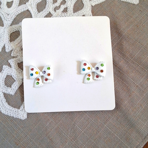 💥SALE💥NEW White Multi-Color Rhinestone Bow Earrings - Picture 3 of 4